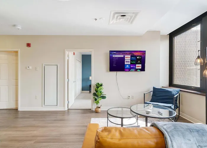 Cozy Chic Downtown 7th Floor Views Fast Wifi 24-7 Gym Lounge Roku Apartment *