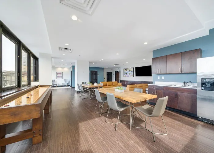 Cozy Chic Downtown 7th Floor Views Fast Wifi 24-7 Gym Lounge Roku *