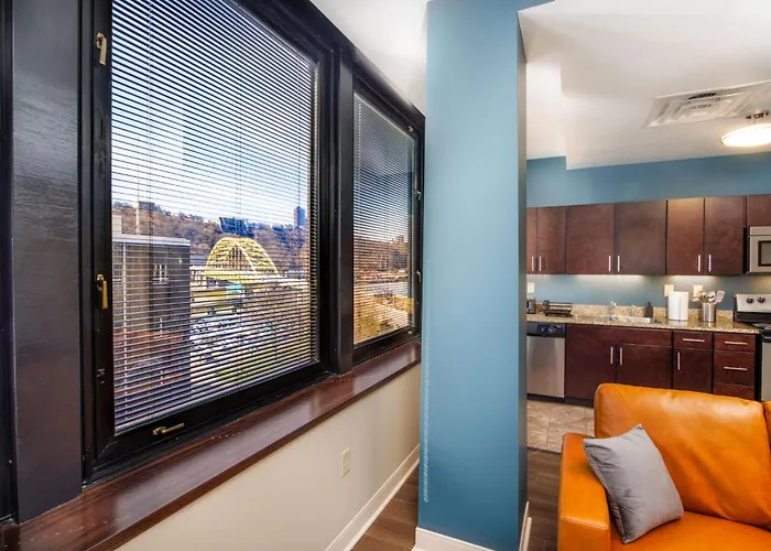 Cozy Chic Downtown 7th Floor Views Fast Wifi 24-7 Gym Lounge Roku Apartment Pittsburgh
